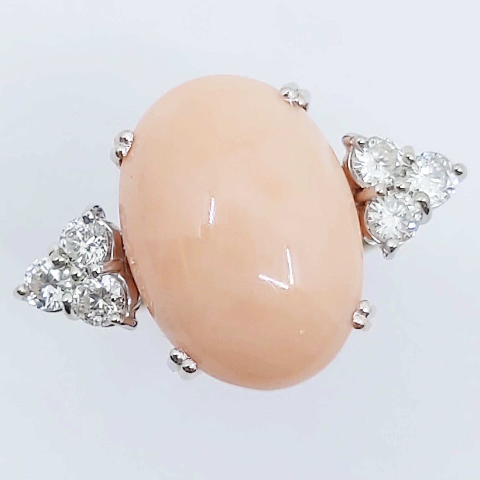Ring 750/- mit Engelshautkoralle und Brillanten, Größe: 57,5, 8,090g