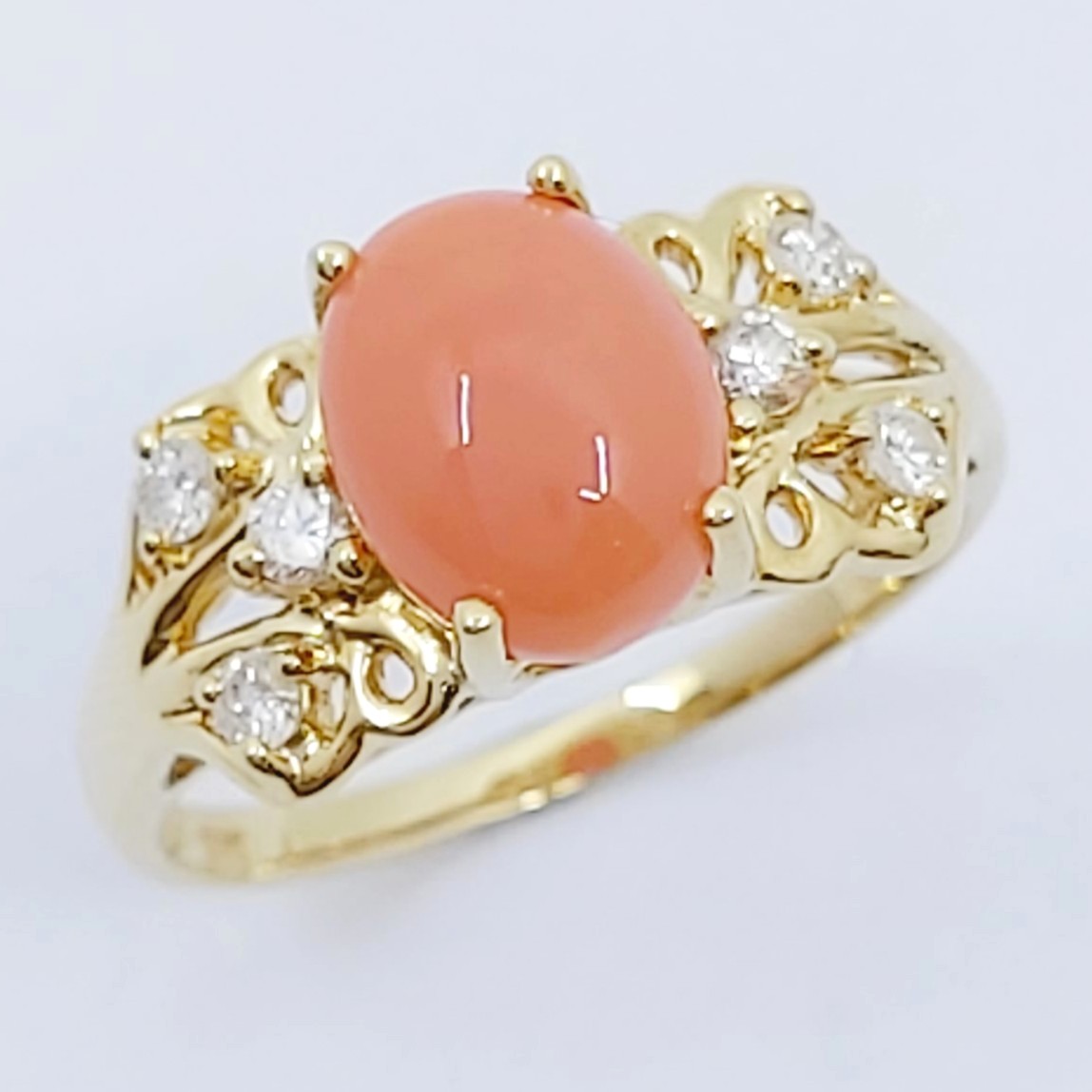 Ring 585/- mit einem Korallen-Cabochon und Brillanten, Größe: 54, 2,990g