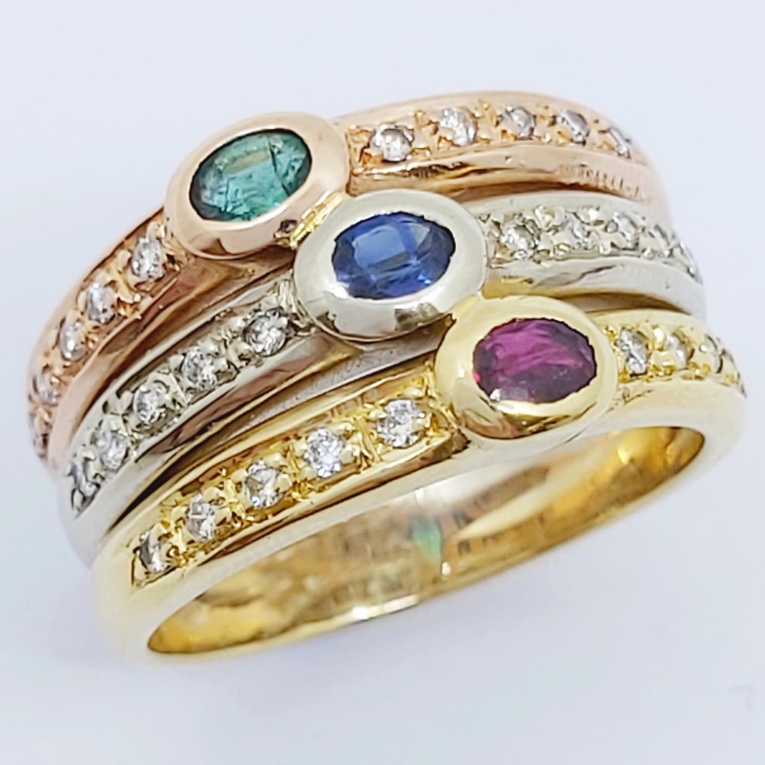 Ring 750/- mit einem Rubin, Saphir, Smaragd und Diamanten, Größe: 56, 9,43g