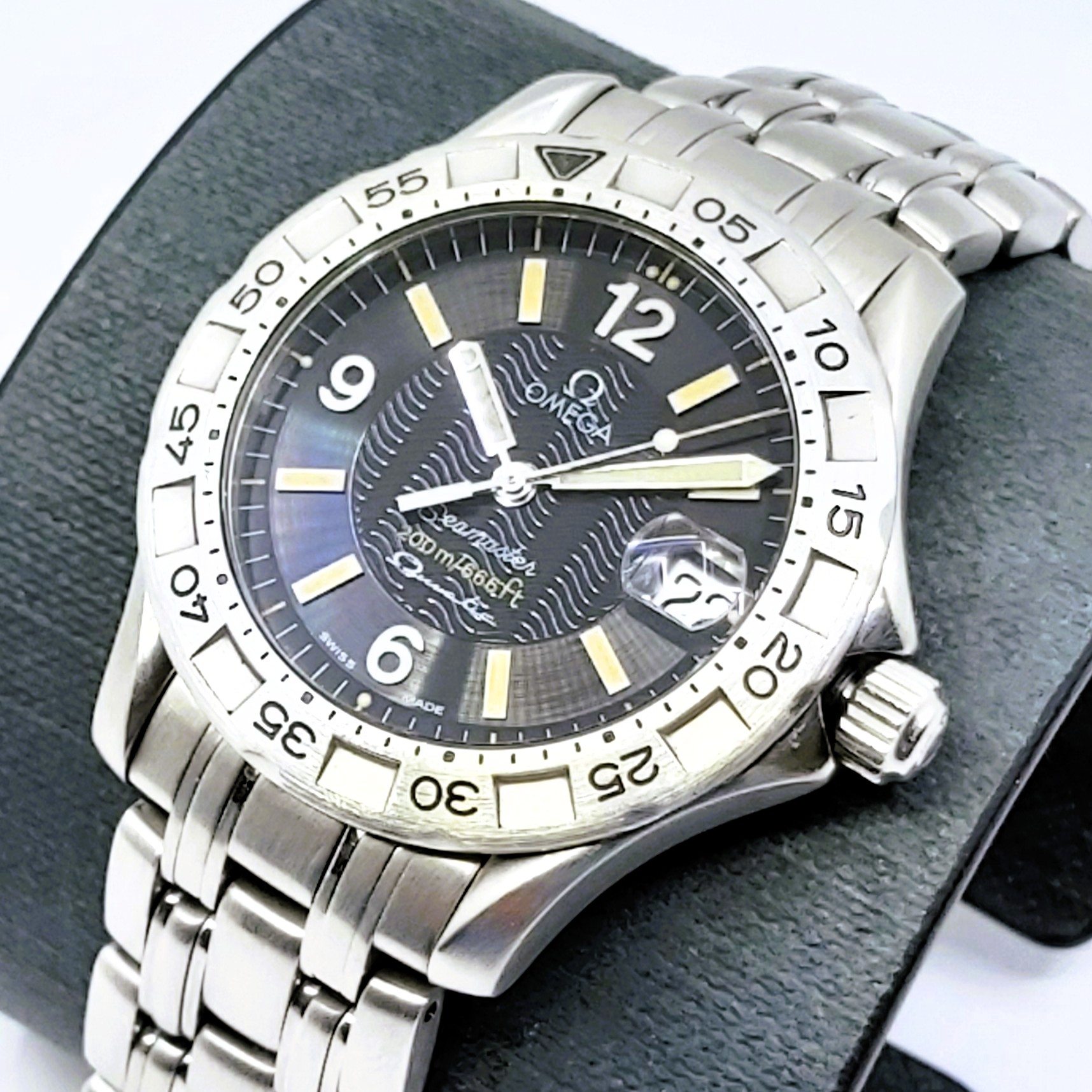 Omega Seamaster Omegamatic Herrenuhr, Edelstahlgehäuse ca. 36mm, schwarzes Zifferblatt mit Leuchtindizes, Saphirglas, Drehlünette, Edelstahlband mit Faltschließe, sichtbare Gebrauchsspuren, neutral verpackt.
