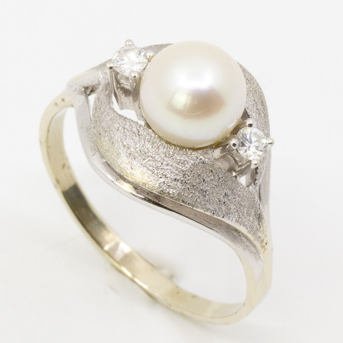 1 Ring 585/- mit 2 Brillanten, 1 Perle, Größe: 58, 4,4 g