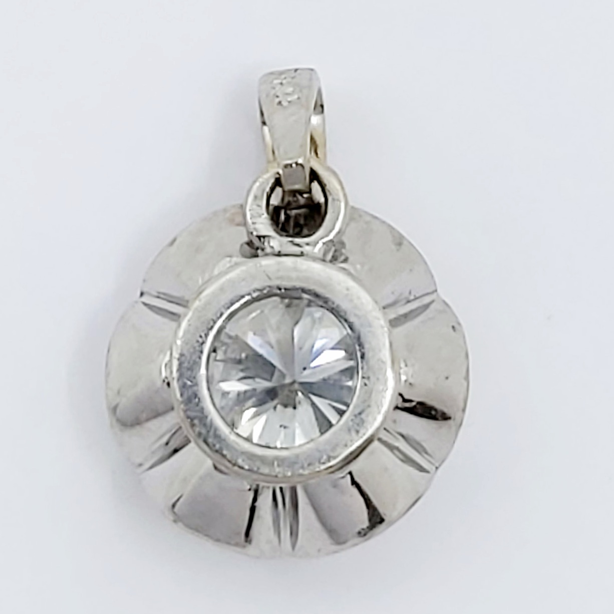 Anhänger aus 585 Weißgold mit rundem, funkelndem 0,75 ct Brillant (ca. W/P1), Durchmesser ca. 15 x 10 mm, 2,1 g schwer, glänzende Oberfläche mit stilvoller Fassung, elegante Schmuckwahl für Damen.