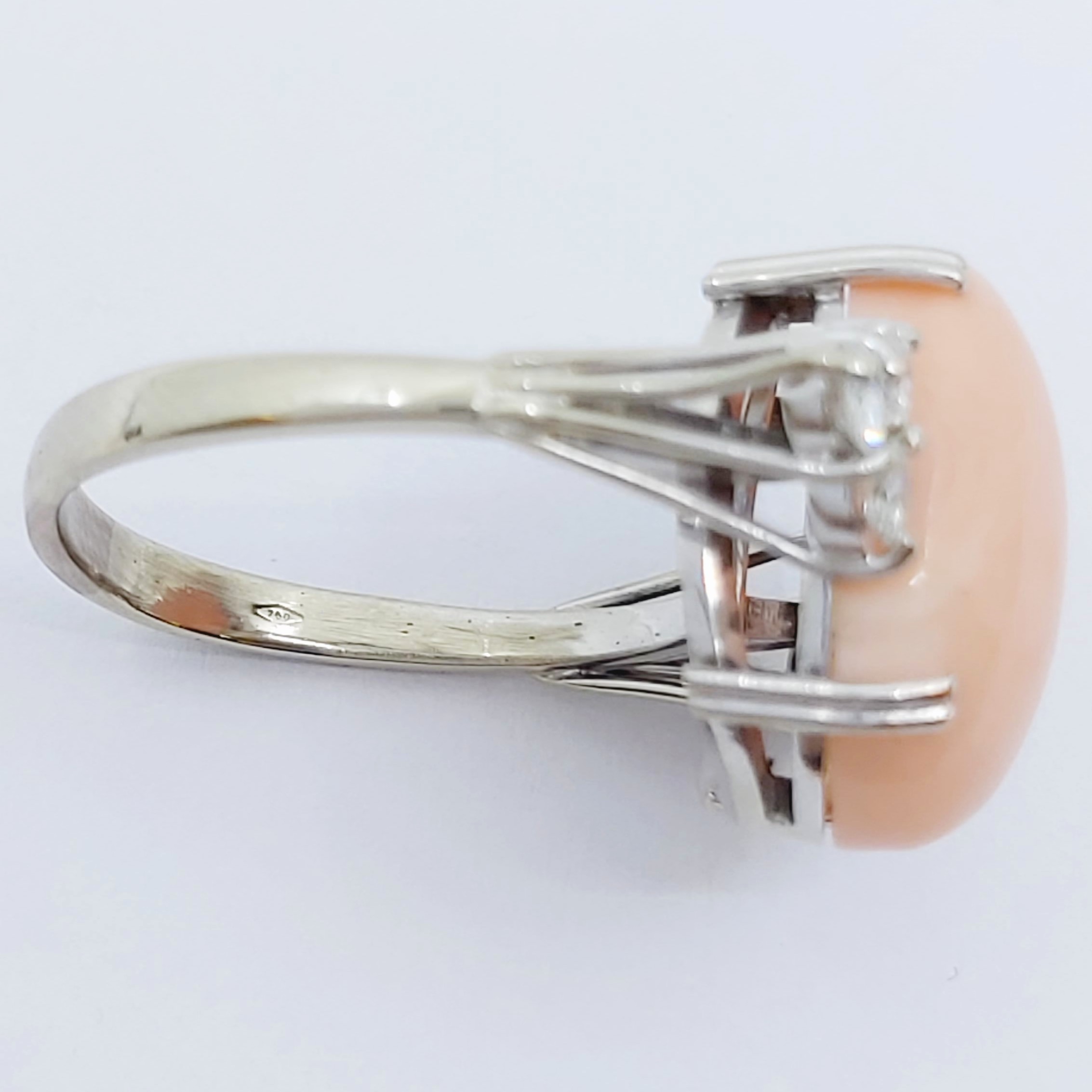 Ring 750/- mit Engelshautkoralle und Brillanten, Größe: 57,5, 8,090g