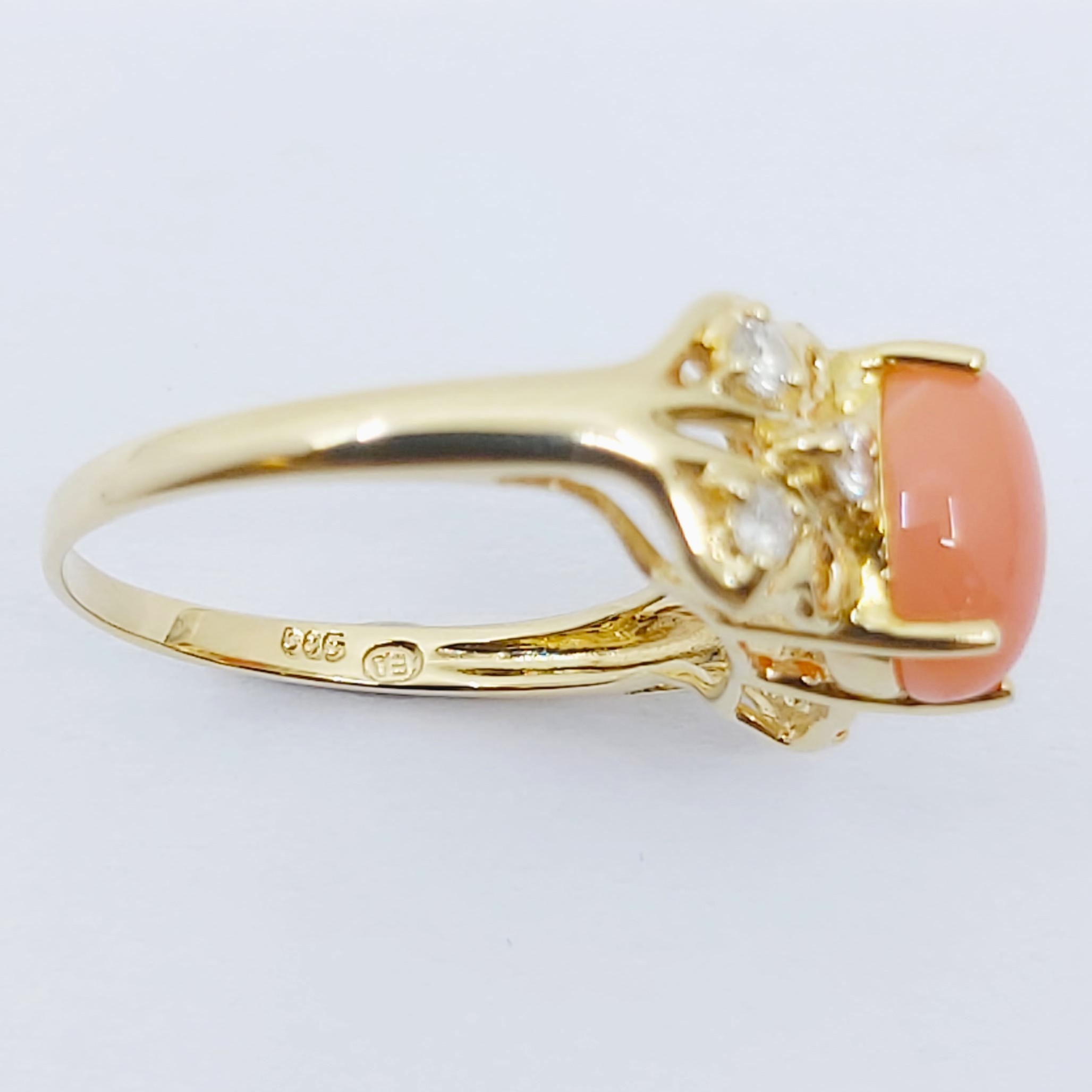 Ring 585/- mit einem Korallen-Cabochon und Brillanten, Größe: 54, 2,990g