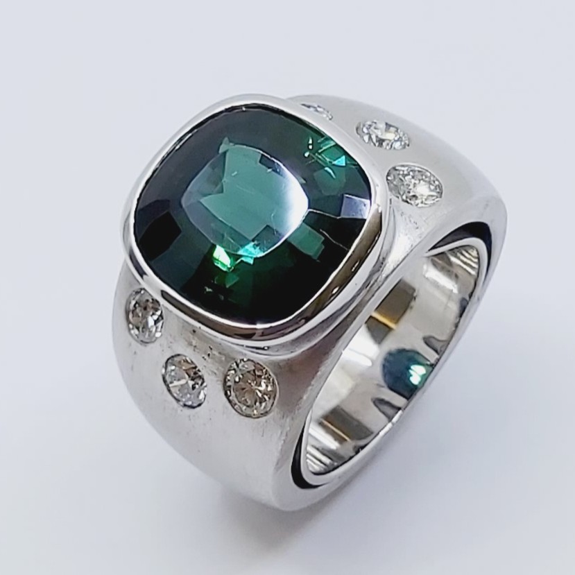 Ring 585/- mit einem Turmalin und Brillanten, Größe: 50, 27,67 g