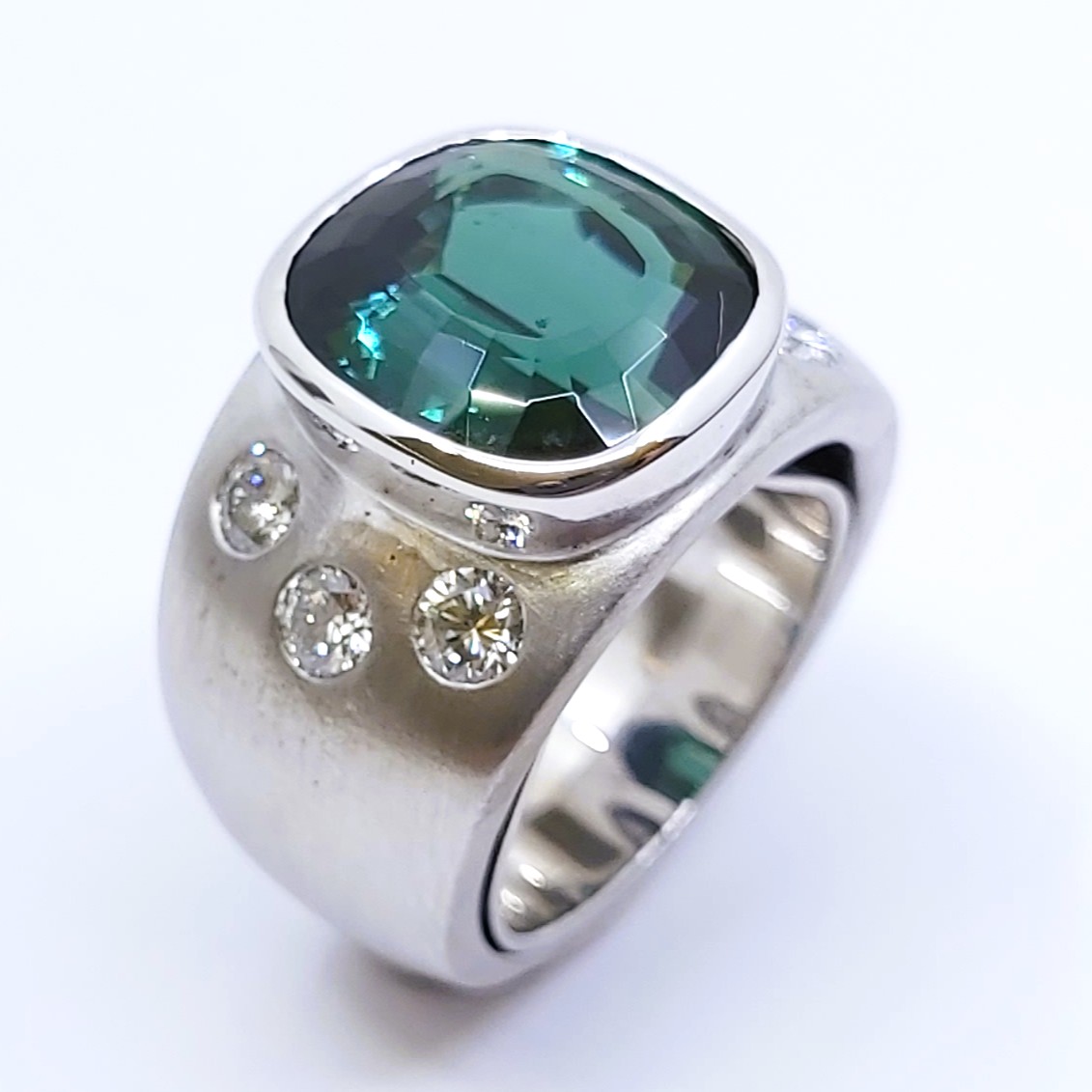 Ring 585/- mit einem Turmalin und Brillanten, Größe: 50, 27,67 g