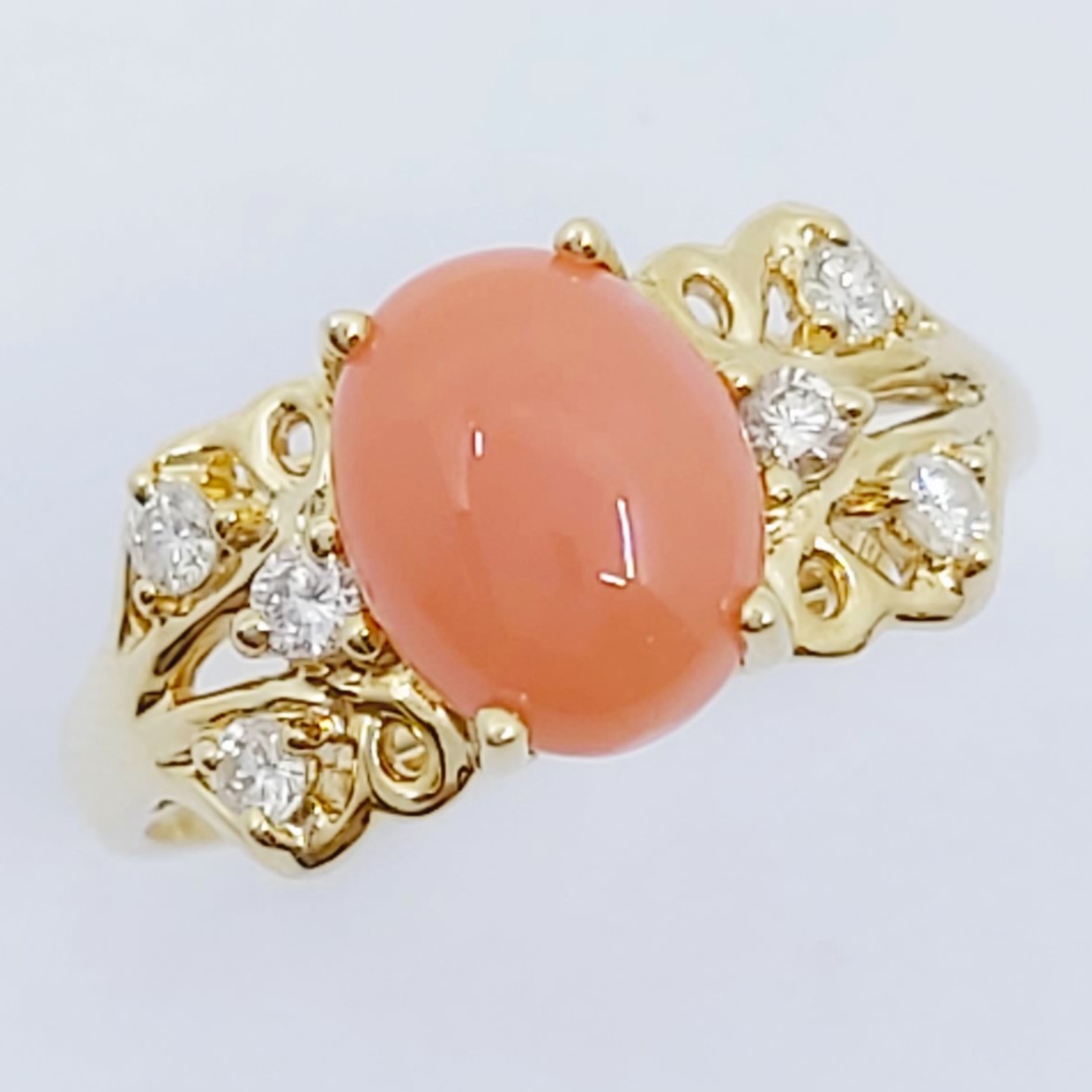 Ring 585/- mit einem Korallen-Cabochon und Brillanten, Größe: 54, 2,990g