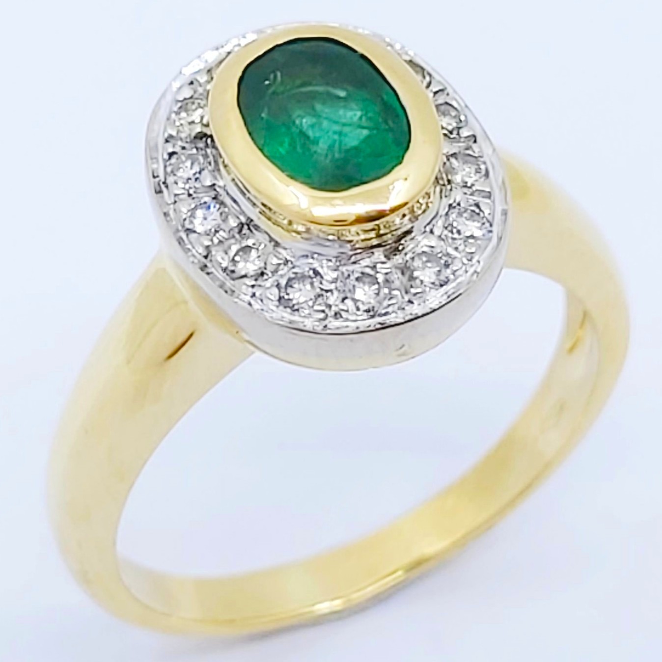 Ring 750/- mit einem Smaragd und Brillanten, Größe: 58, 7,61g