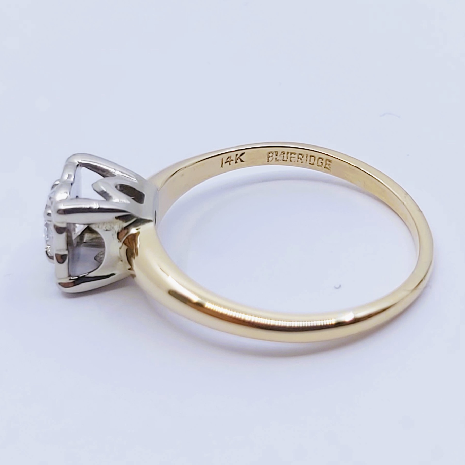 Ring 585/-, Größe: 53, Schiene Gravur: Blueridge mit Brillant,  2,40g