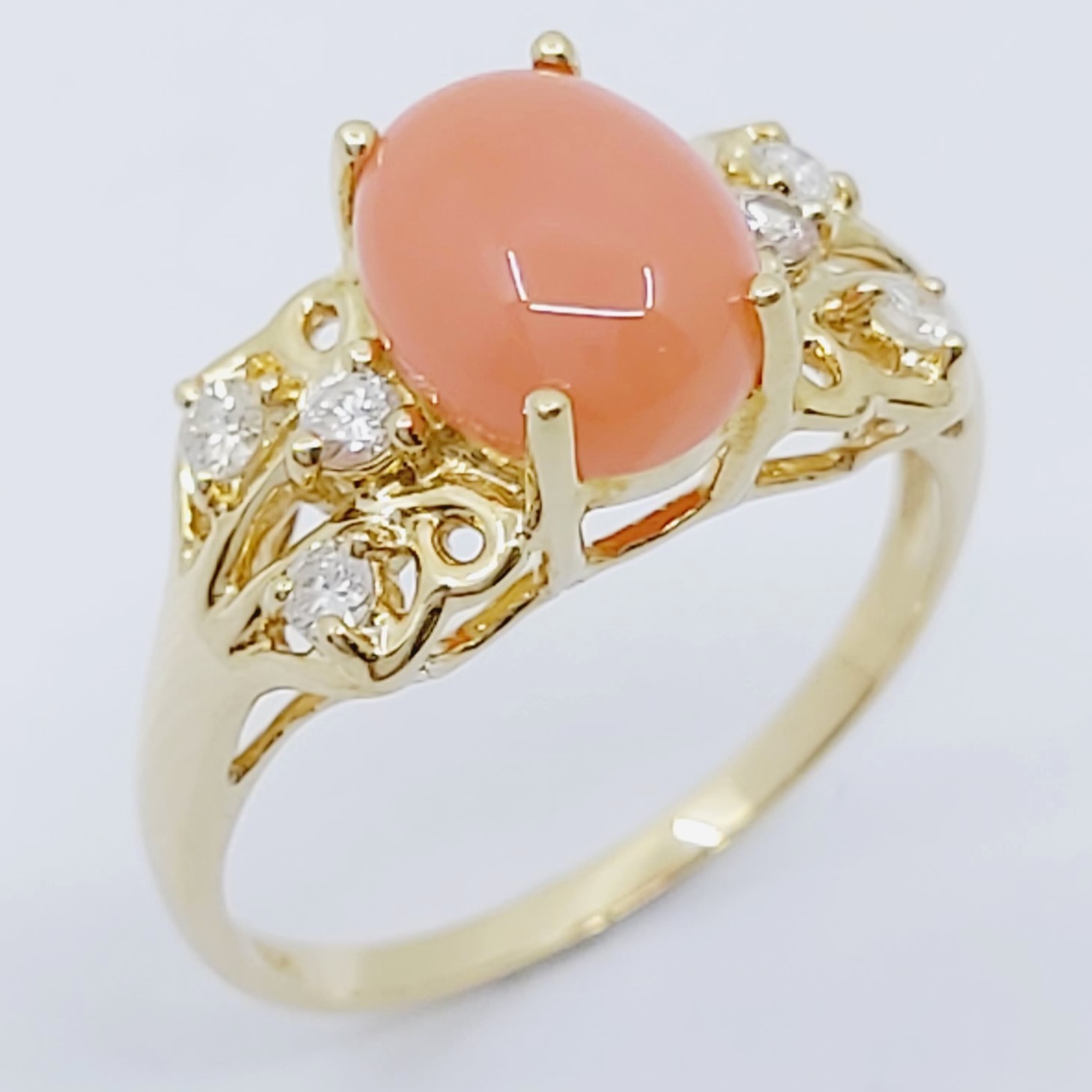 Ring 585/- mit einem Korallen-Cabochon und Brillanten, Größe: 54, 2,990g