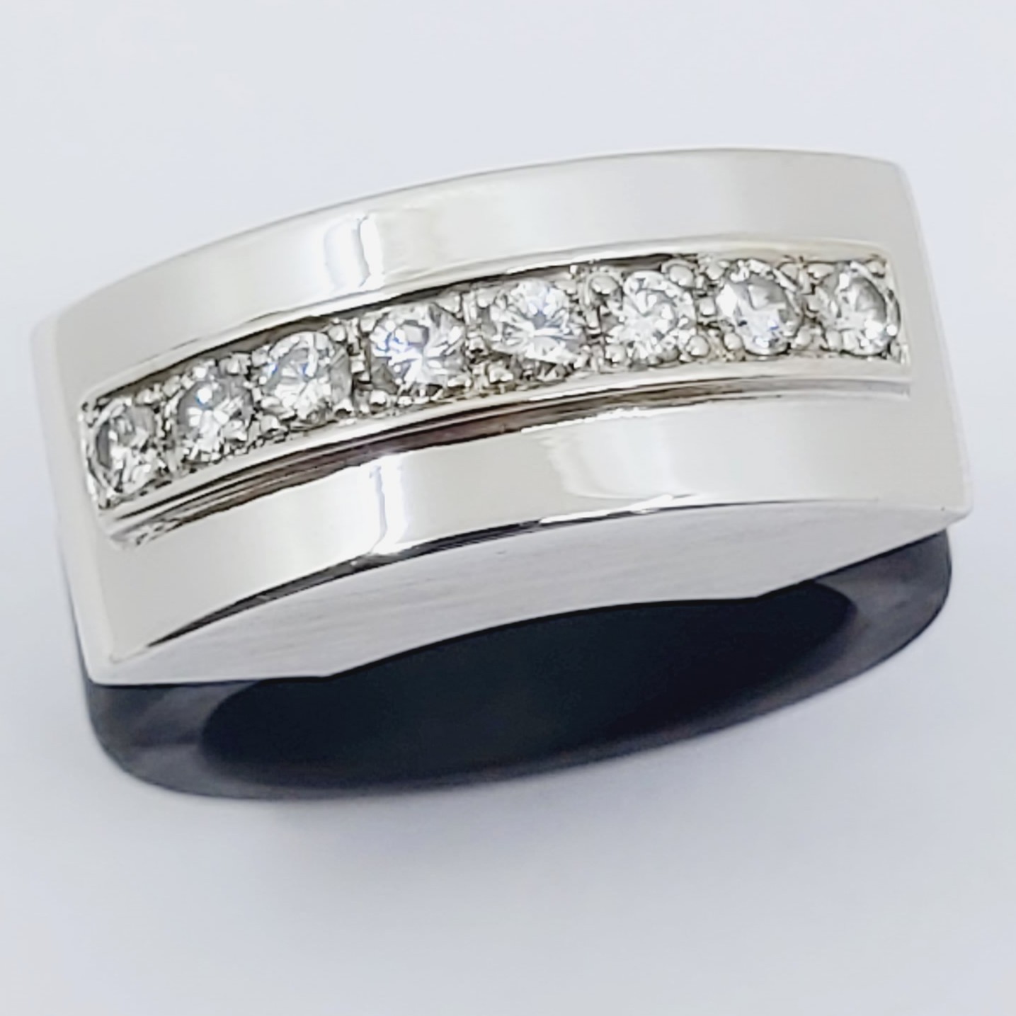 Ring 750/- mit Kautschuk und Brillanten, Größe: 55, 9,270g