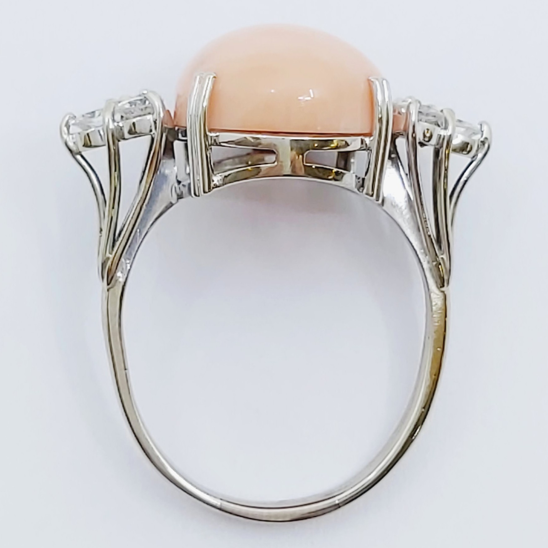 Ring 750/- mit Engelshautkoralle und Brillanten, Größe: 57,5, 8,090g