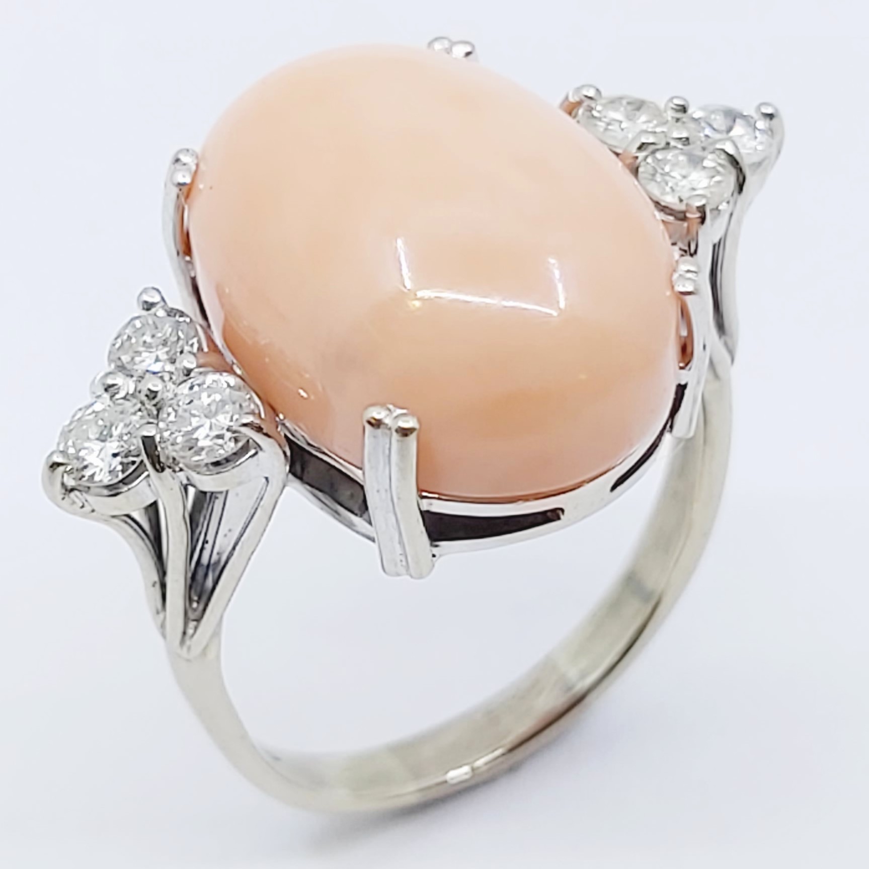 Ring 750/- mit Engelshautkoralle und Brillanten, Größe: 57,5, 8,090g