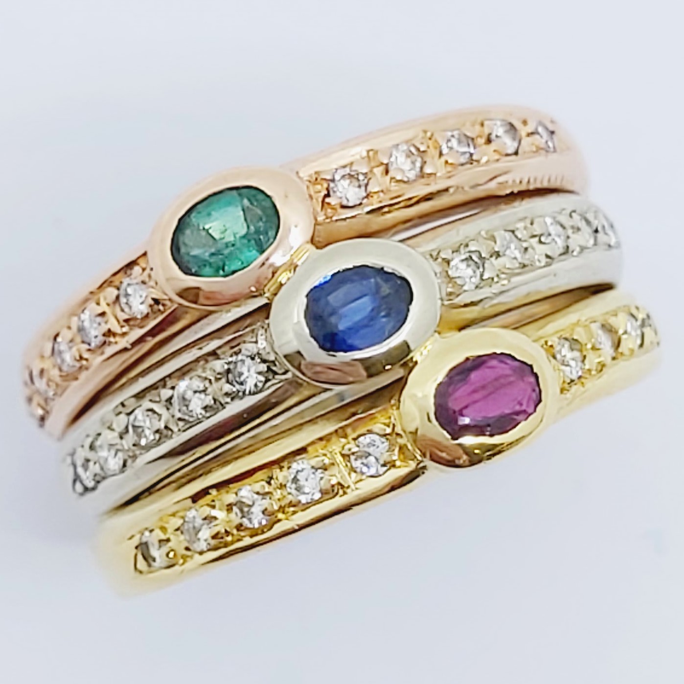 Ring 750/- mit einem Rubin, Saphir, Smaragd und Diamanten, Größe: 56, 9,43g
