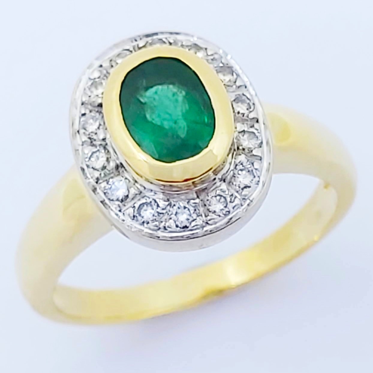 Ring 750/- mit einem Smaragd und Brillanten, Größe: 58, 7,61g