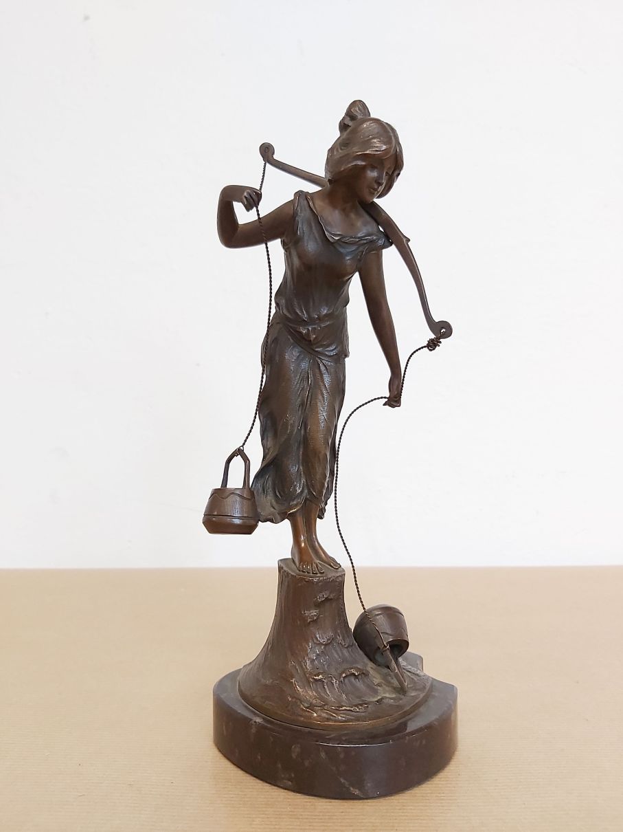 1 Figur Bronze auf Stein, "Wasserträgerin", Höhe: 25 cm