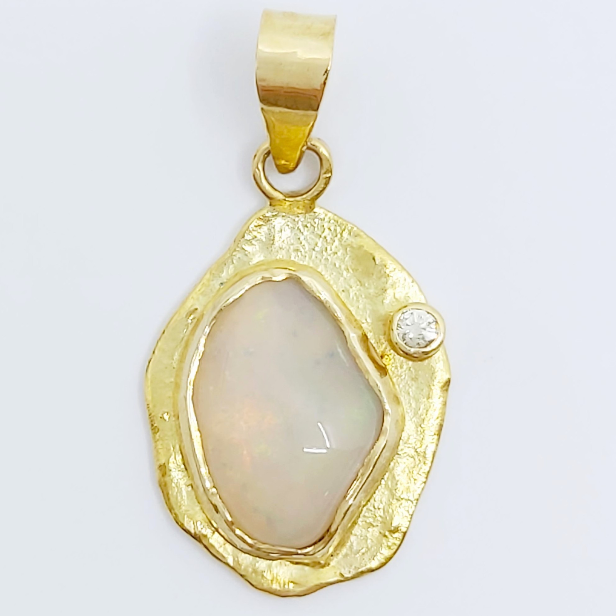 Anhänger 750/- mit Opal und einem Brillant, 2,57g