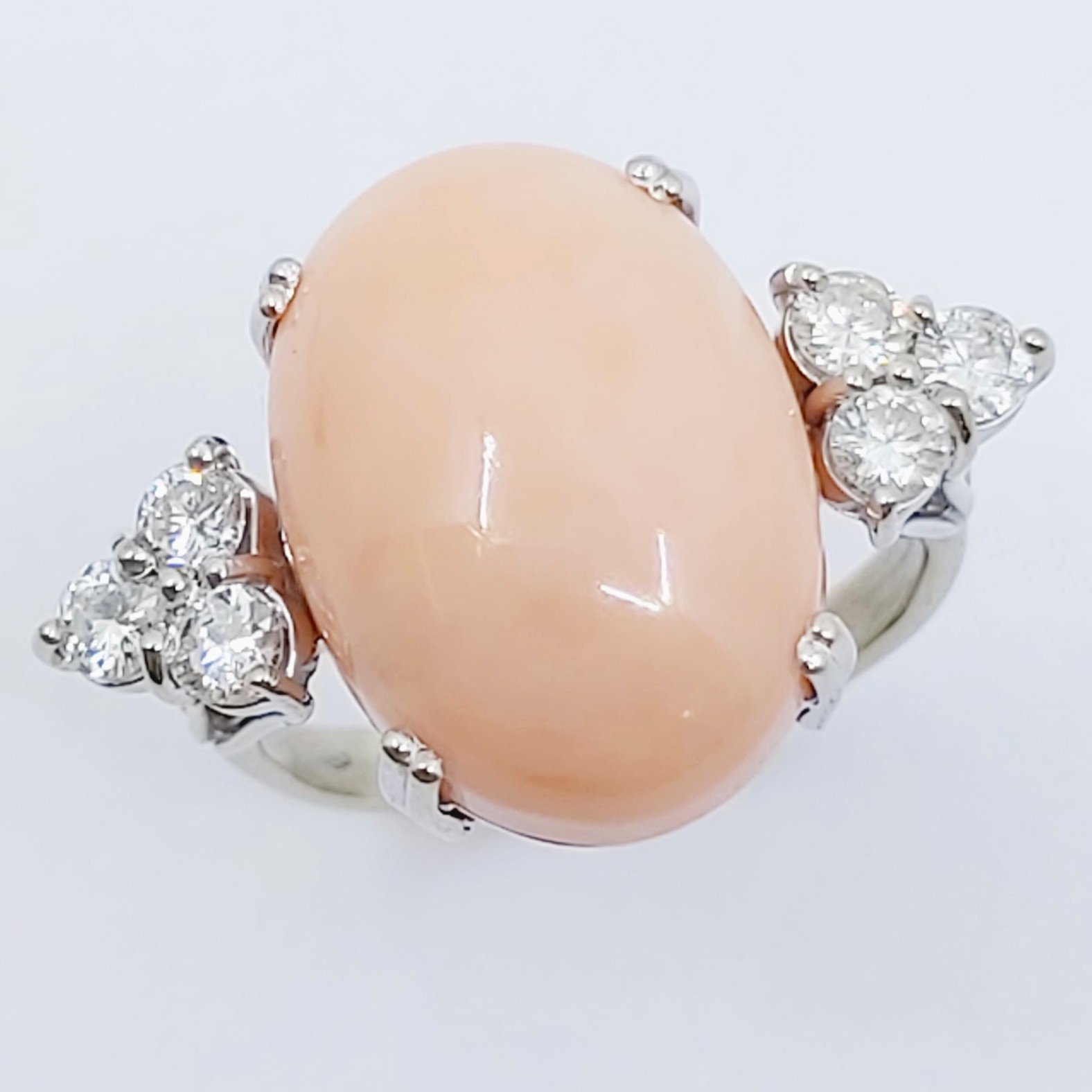 Ring 750/- mit Engelshautkoralle und Brillanten, Größe: 57,5, 8,090g