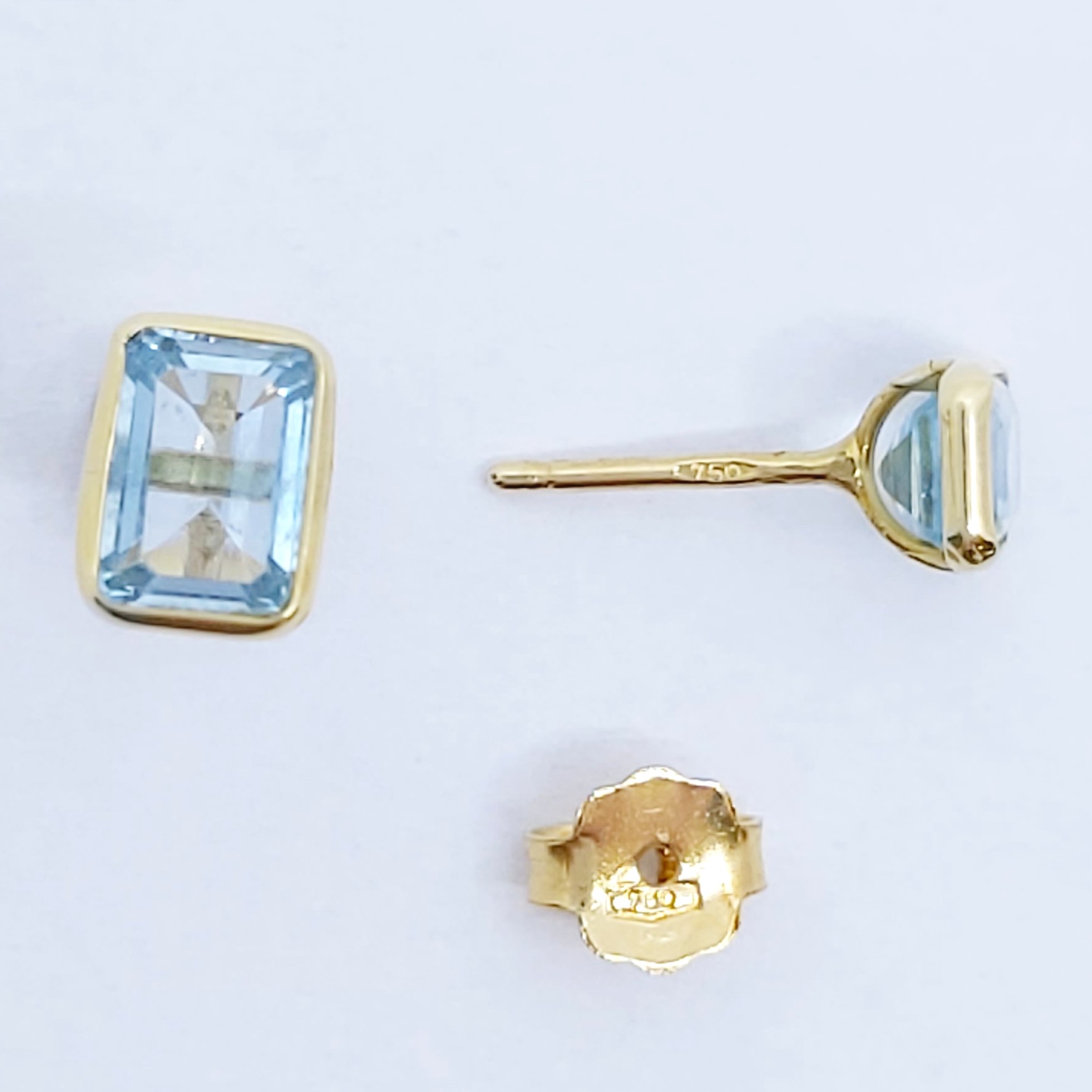 Ohrstecker 750/- mit blauen Steinen, 1,43g