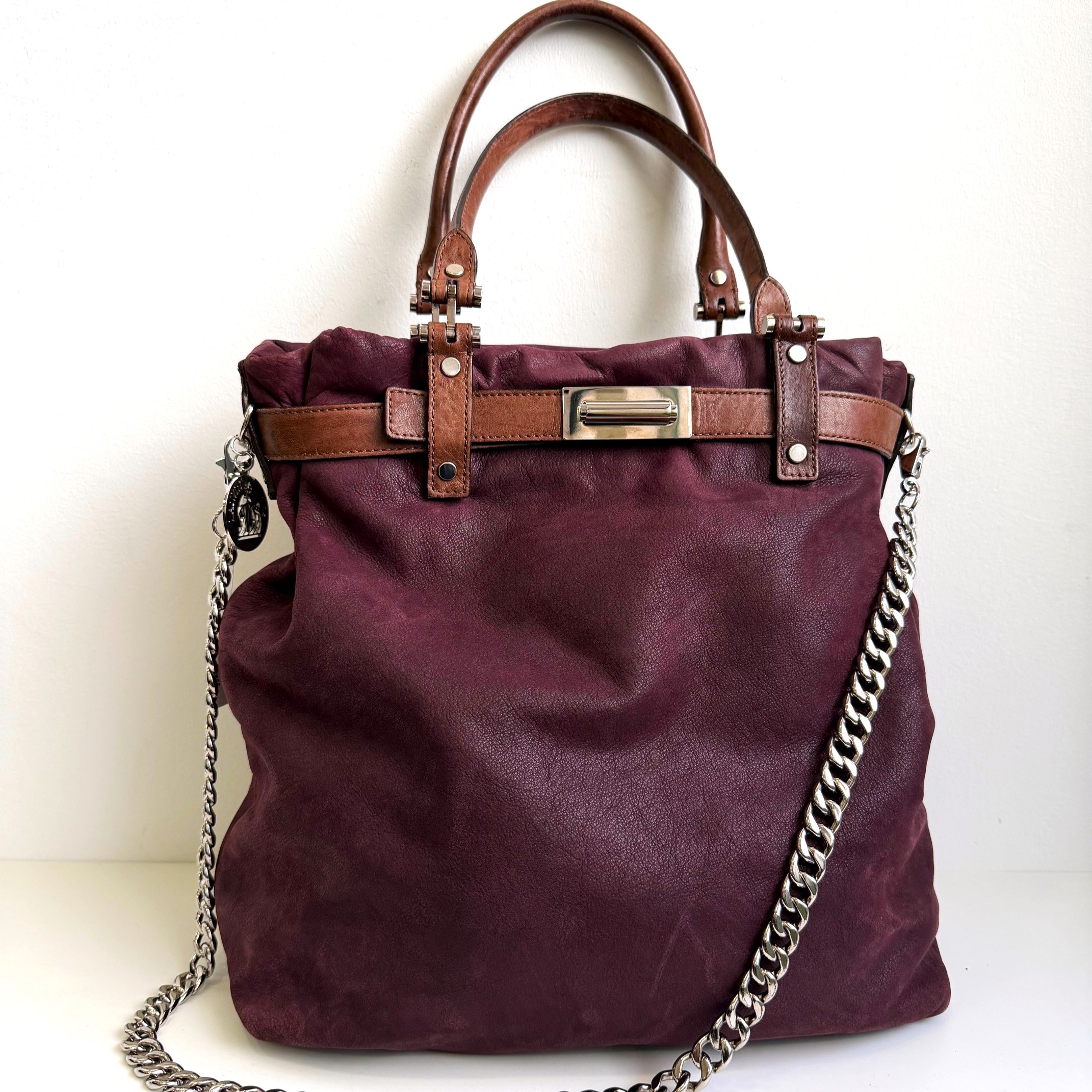 Lanvin Sac Kentucky Handtasche aus weichem bordeauxfarbenem Leder mit braunen Henkeln, silberfarbenen Applikationen, Metallkette und Riegel, ca. 38x36x13cm, stilvoll für Damen, ideal als elegante Ledertasche.