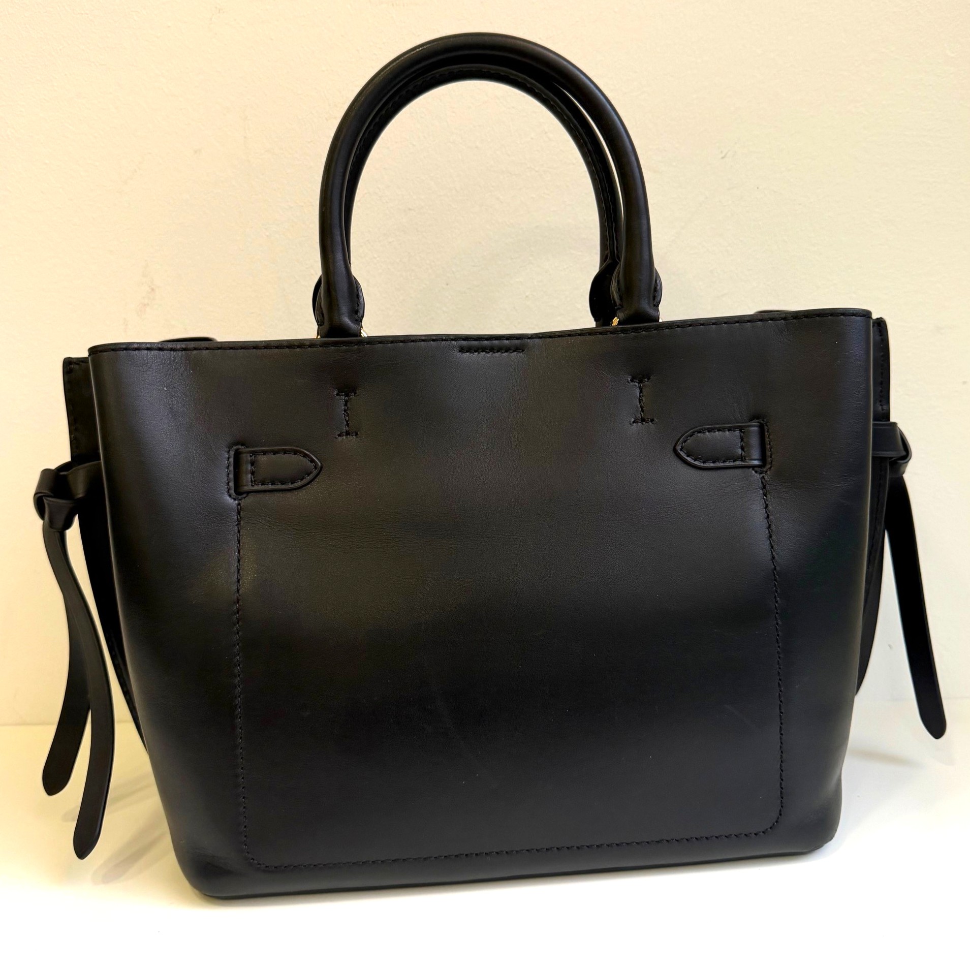 Schwarze Michael Kors Handtasche aus Leder mit goldfarbenen Details, Schmuckschloss, abnehmbarem, verstellbarem Schultergurt, Maße ca. 34x23x17 cm, stilvoll, gebrauchsspuren sichtbar, ideal für Alltag und Büro.