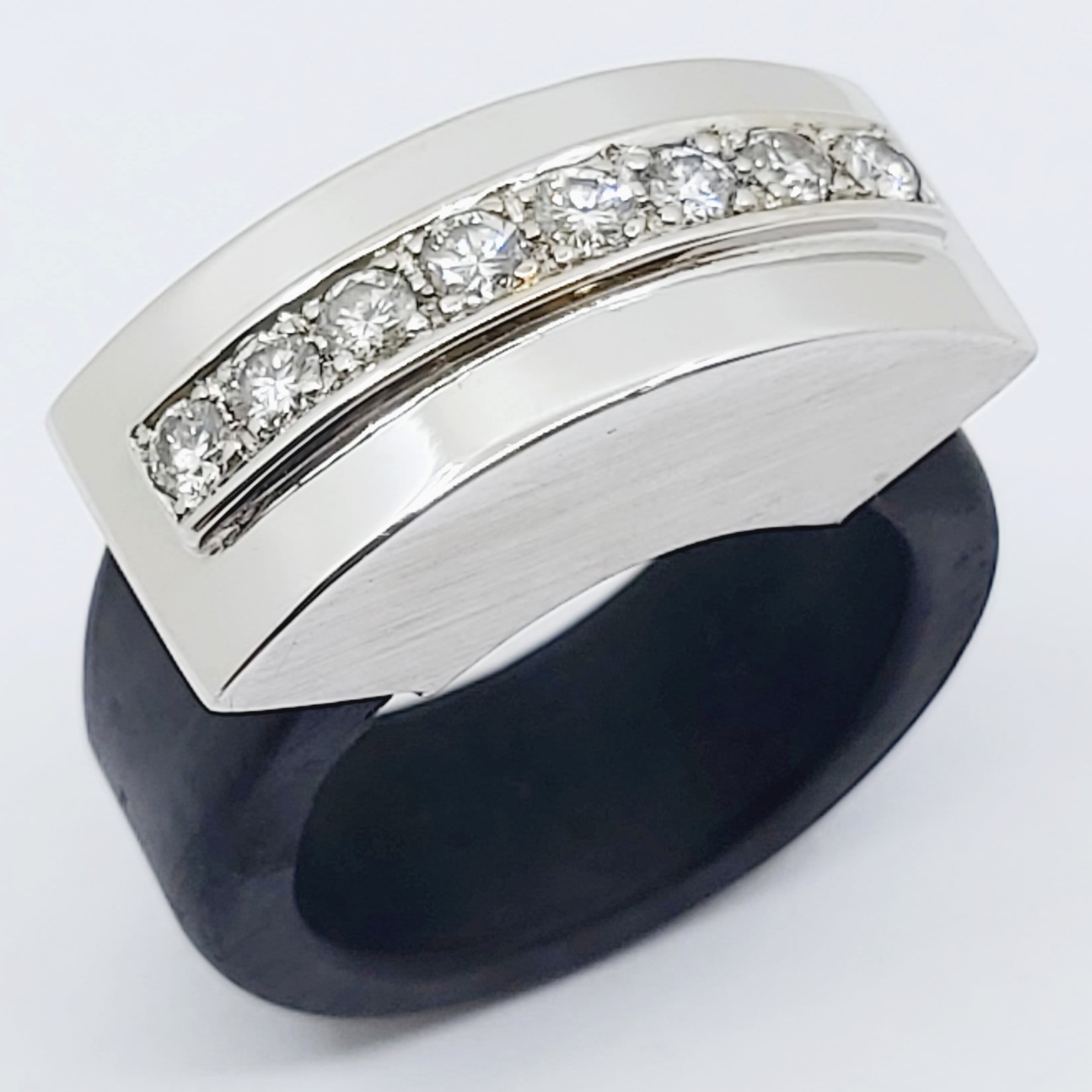 Ring 750/- mit Kautschuk und Brillanten, Größe: 55, 9,270g